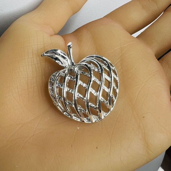 Gerry’s Vintage Silver Tone Open Basket Weave Apple Pin Brooch Pendant 4210 - Picture 4 of 8